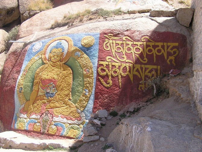 Петрогліф, що зображує Будду Шакьямуні разом з його іменною мантрою (монастир Сера, Тібет)